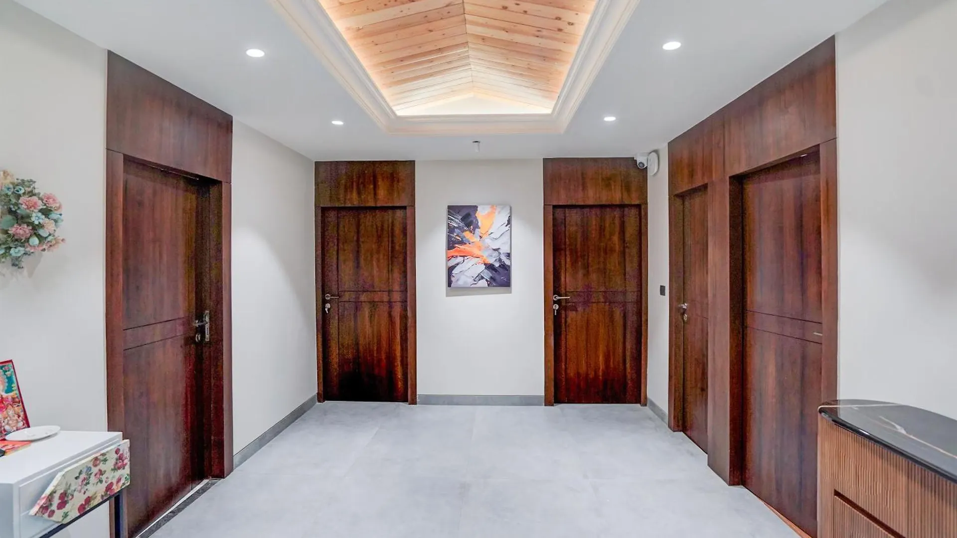 **** Hotel Sunday Premium 5 Bhk Villa Kufri, Shimla India